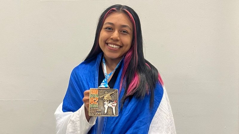 La atleta de Taekwondo, Alisson Montano posa con su medalla del Open Rio G2 en Brasil. Foto: Cortesía Federación Salvadoreña de Taekwondo