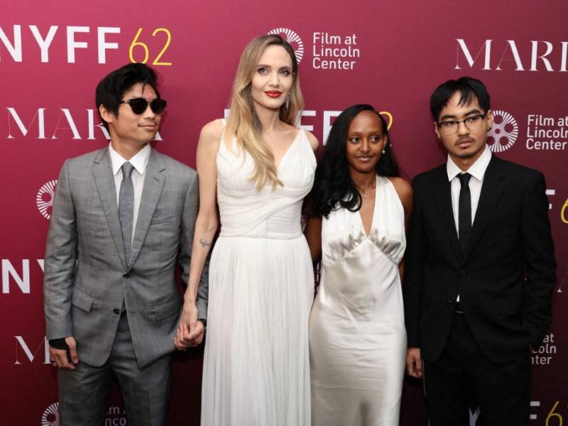 Angelina Jolie con sus tres hijos adoptivos
