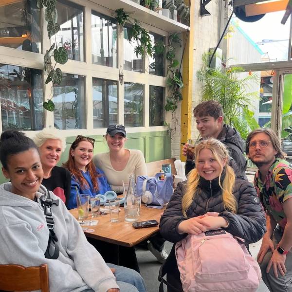 Anne Burrell en el programa Improv for Actors