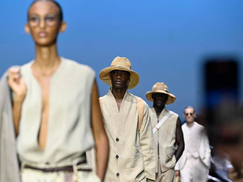 Giorgio Armani presenta colección para hombres en Milán 2025