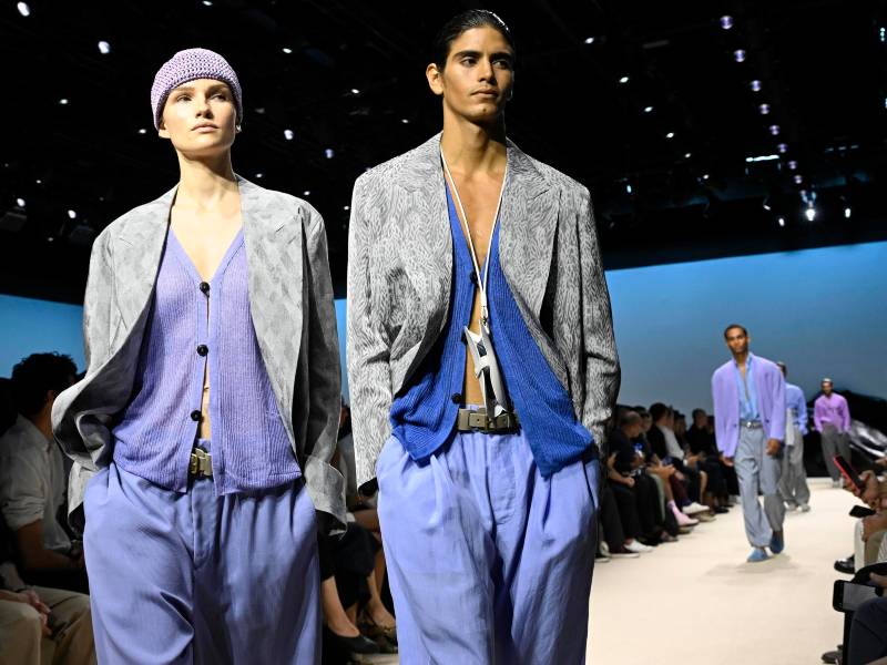 Giorgio Armani presenta colección para hombres en Milán 2025
