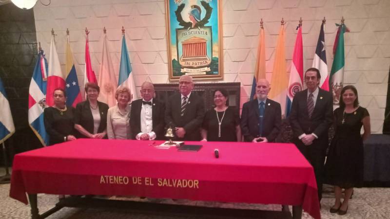 Ateneo de El Salvador reconoce a Dagoberto Marroquín