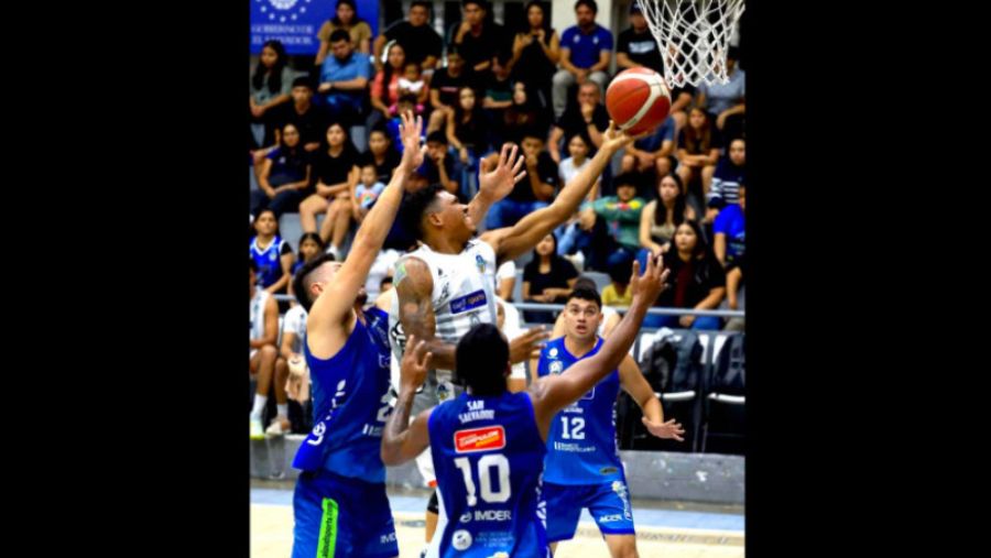 Apretado. Así se vivió de apretado e intenso el duelo dos de las finales de la LBM entre Metapán y San Salvador. Foto: Cortesía Indes
