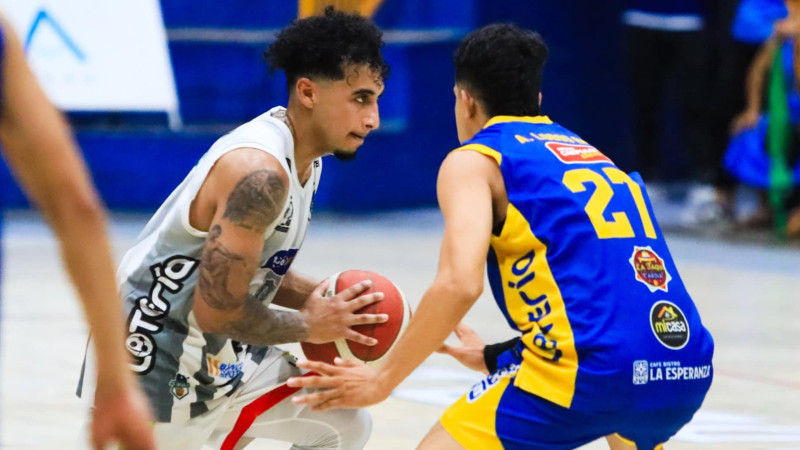 Parte del primer juego de semifinales, entre Metapán y Lobos, en el Poli Abel Mazariego, de Metapán. Foto: Cortesía LMB El Salvador