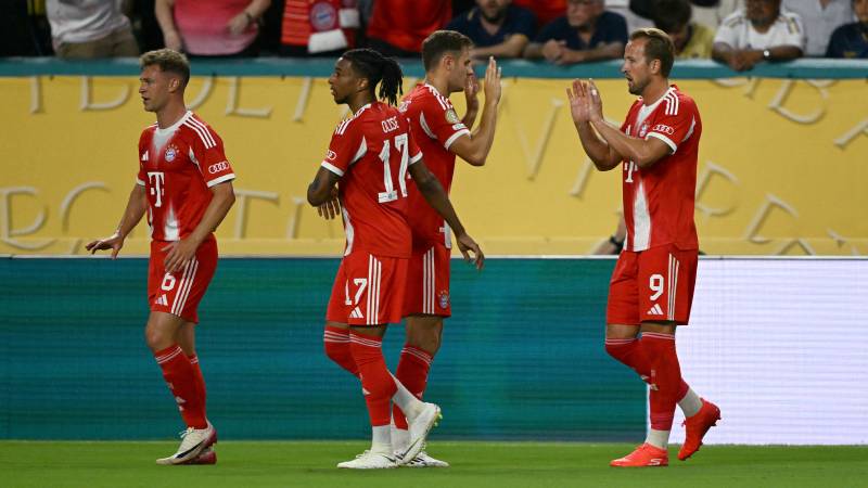 El delantero inglés #09 del Bayern Múnich, Harry Kane (der.), celebra un gol con sus compañeros durante el partido del Grupo C de la Copa Mundial de Clubes de la FIFA 2025 entre el Bayern Múnich de Alemania y el Boca Juniors de Argentina en el estadio Hard Rock de Miami el 20 de junio de 2025. (Foto de CHANDAN KHANNA / AFP)