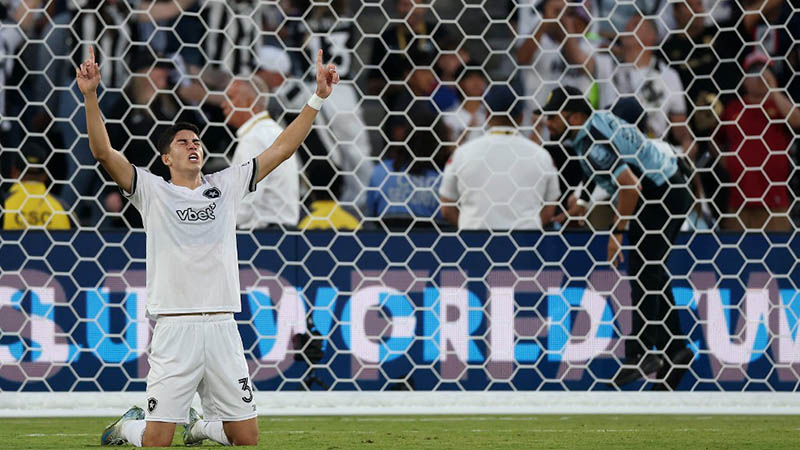 Jair Cunha, número 32 del Botafogo, celebra tras la victoria de su equipo en el partido del grupo B de la Copa Mundial de Clubes de la FIFA 2025 entre el Paris Saint-Germain FC y el Botafogo FR en el estadio Rose Bowl el 19 de junio de 2025 en Pasadena, California. Foto: AFP