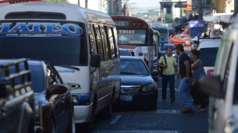 En las calles, conductores y peatones contribuyen al caos