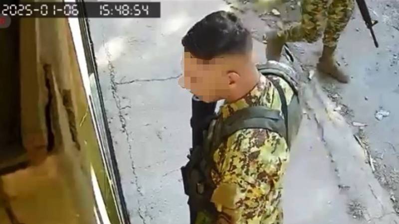 Captura de pantalla de un video de vigilancia que muestra como los soldados han estado llegando en repetidas ocasiones en búsqueda de ellos.