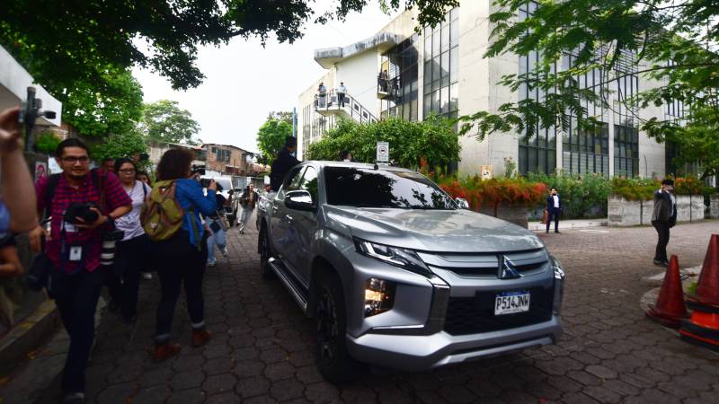 El vehículo placas guatemaltecas P P0514JNW, en el que el miércoles anterior fue trasladada Ruth López, de los juzgados a bartolinas policiales, fue confiscado a un comerciante guatemalteco.
Foto EDH/ Miguel Lemus