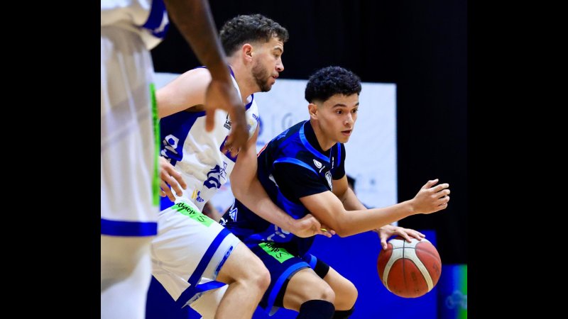 Parte del juego entre San Salvador y Santa Tecla, en el Gimnasio Adolfo Pineda. Foto: Cortesía Indes