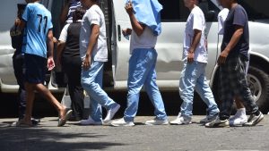 40 estudiantes del Inframen, del INTI y el Albert Camus fueron detenidos el 24 de junio de 2025 por la policía por querer crear una entructura pandilleril según la Fiscalía. El 25 fueron llevados a la Procuraduría General de la República donde sus parientes los pudieron ver. Están detenidos en El Penalito. Foto EDH / Emerson Del Cid