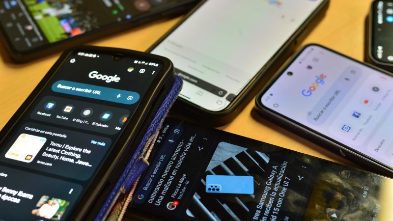 En Latinoamérica el 87% de personas tienen teléfono móvil, pero solo el 69% usa Internet. Foto EDH