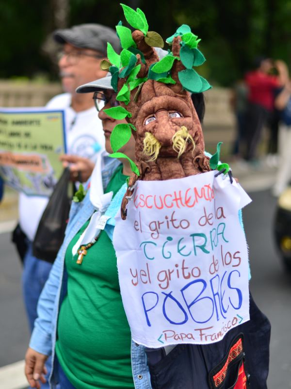 Caminata ecológica realizada por el movimiento franciscano de la iglesia católica junto a organizaciones ambientalistas.
