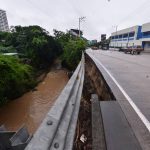 Restringen paso en un carril de la carretera Panamericana por colapso de talud y desborde quebrada El Piro
