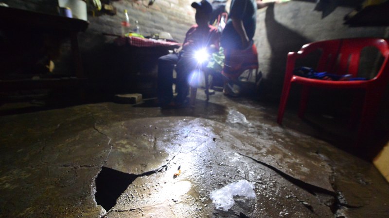 Lluvias y primeros daños en San Salvador. Comunidad El Tanque de Antiguo Cuscatlán se inundó. Deslizamiento de tierra en carretera panamericana.