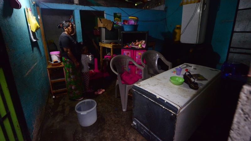 Lluvias y primeros daños en San Salvador. Comunidad El Tanque de Antiguo Cuscatlán se inundó. Deslizamiento de tierra en carretera panamericana.