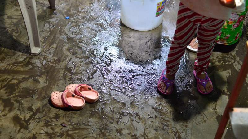 Lluvias y primeros daños en San Salvador. Comunidad El Tanque de Antiguo Cuscatlán se inundó. Deslizamiento de tierra en carretera panamericana.