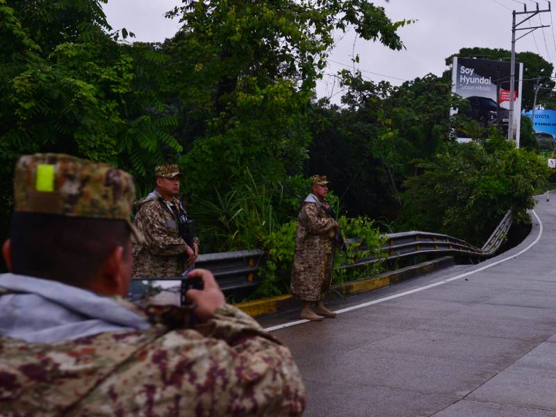 Lluvias y primeros daños en San Salvador. Comunidad El Tanque de Antiguo Cuscatlán se inundó. Deslizamiento de tierra en carretera panamericana.