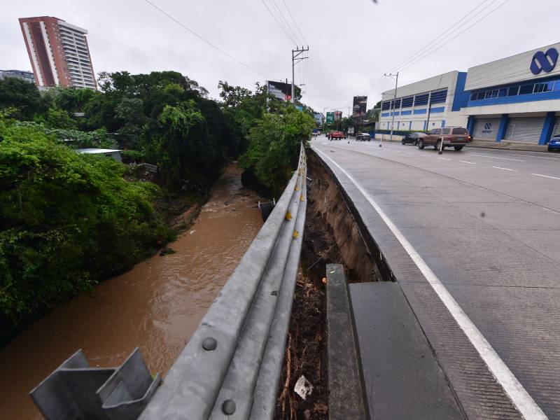 Lluvias y primeros daños en San Salvador. Comunidad El Tanque de Antiguo Cuscatlán se inundó. Deslizamiento de tierra en carretera panamericana.