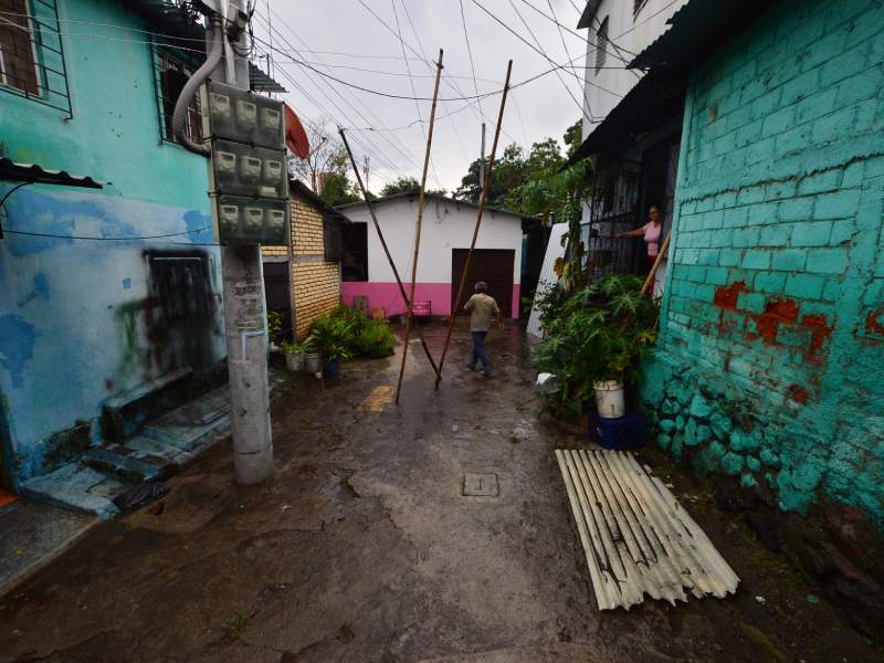 Lluvias y primeros daños en San Salvador. Comunidad El Tanque de Antiguo Cuscatlán se inundó. Deslizamiento de tierra en carretera panamericana.