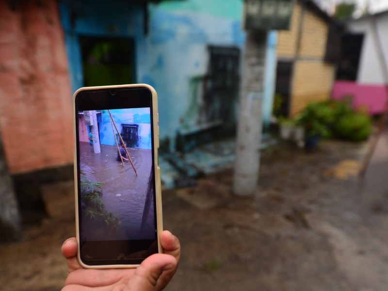 Lluvias y primeros daños en San Salvador. Comunidad El Tanque de Antiguo Cuscatlán se inundó. Deslizamiento de tierra en carretera panamericana.