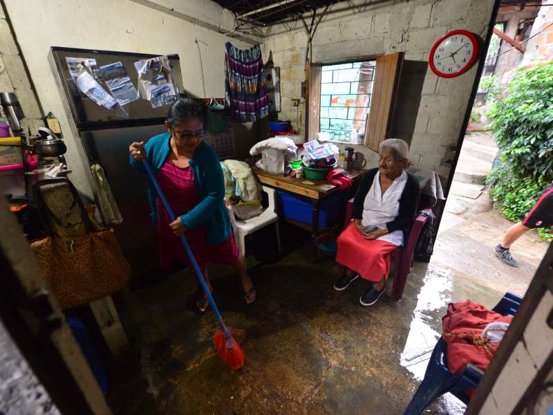 Lluvias y primeros daños en San Salvador. Comunidad El Tanque de Antiguo Cuscatlán se inundó. Deslizamiento de tierra en carretera panamericana.