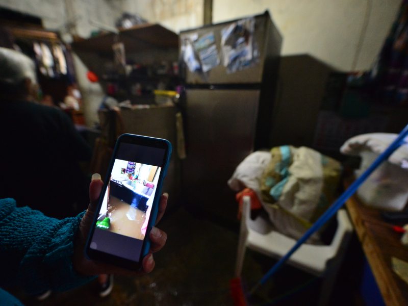 Lluvias y primeros daños en San Salvador. Comunidad El Tanque de Antiguo Cuscatlán se inundó. Deslizamiento de tierra en carretera panamericana.