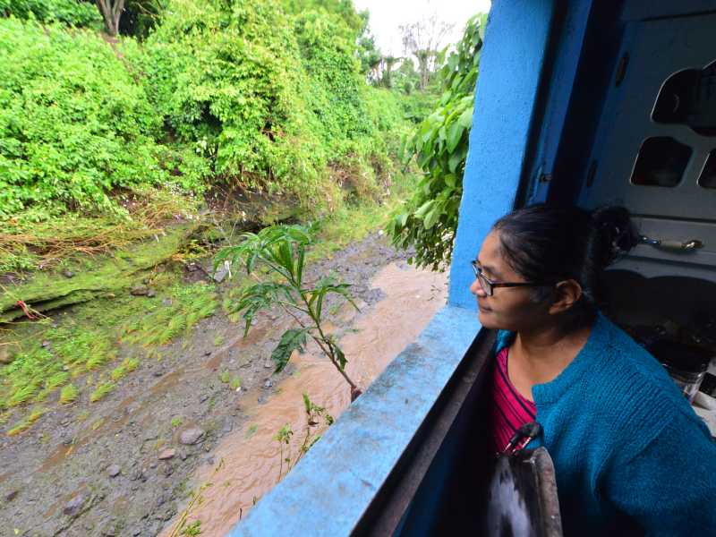 Lluvias y primeros daños en San Salvador. Comunidad El Tanque de Antiguo Cuscatlán se inundó. Deslizamiento de tierra en carretera panamericana.