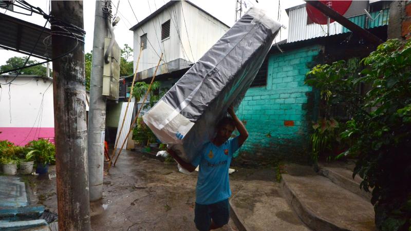Lluvias y primeros daños en San Salvador. Comunidad El Tanque de Antiguo Cuscatlán se inundó. Deslizamiento de tierra en carretera panamericana.