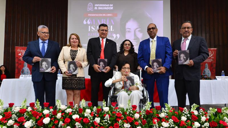 Autoridades de la Universidad de El Salvador junto a parte del equipo editorial de la Dra. María Isabel Rodríguez posan con ejemplares del libro biográfico de la reconocida académica de El Salvador. / 