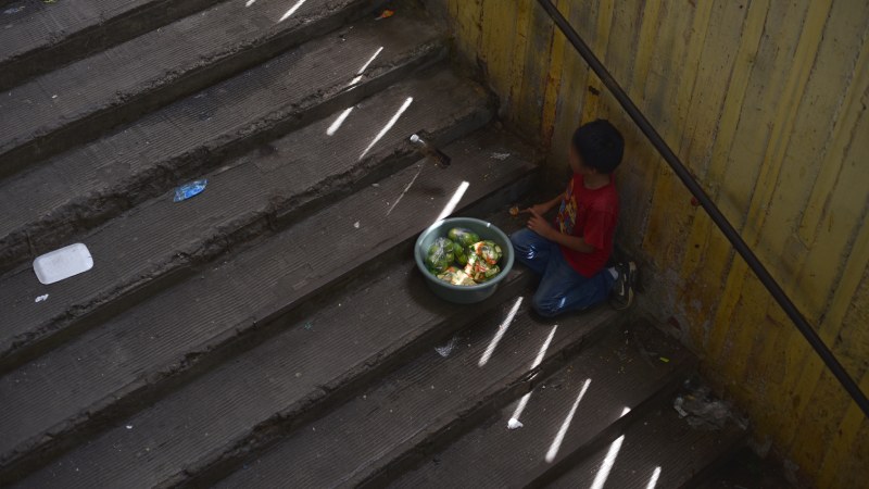 En los mercados puede observarse gran cantidad de menores de edad que tienen pequeñas ventas. Foto EDH/Emerson Del Cid