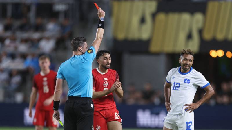Santos Ortíz #12 de El Salvador recibe una tarjeta roja en el primer tiempo contra Canadá durante el partido de la Fase de Grupos del Grupo B de la Copa Oro de la CONCACAF 2025 en el Estadio Shell Energy el 24 de junio de 2025 en Houston, Texas.
Foto EDH/AFP / 