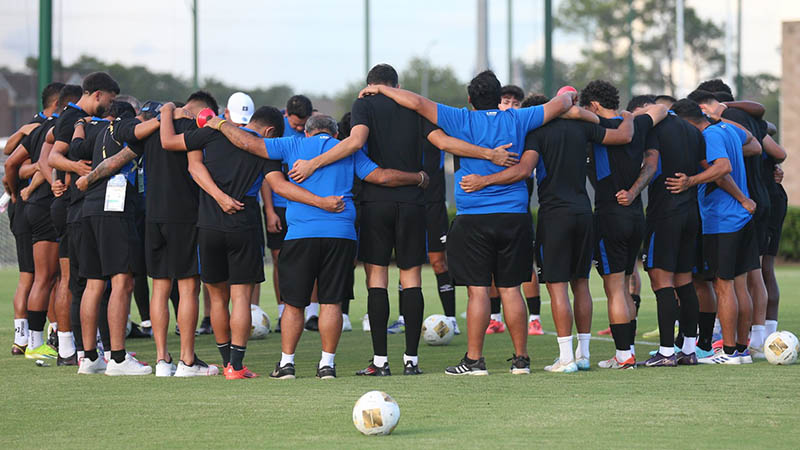 Jugadores reunidos en un entreno de la Selecta antes del duelo ante Canada por la Copa Oro 2025. Foto: Cortesía FESFUT / La Selecta