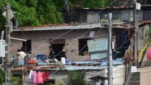 Tras el hallazgo se realizó un operativo cerca de donde fue hallado el cuerpo. Foto EDH/ Emerson Del Cid