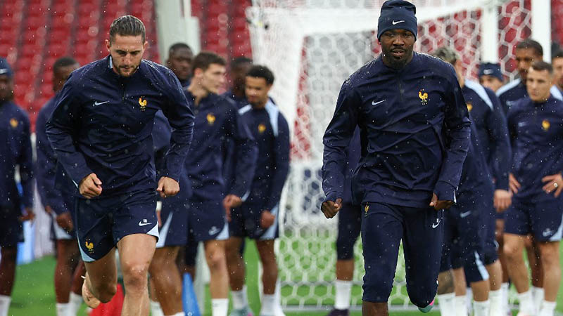 El centrocampista francés n.° 14, Adrien Rabiot, y el delantero n.° 09, Marcus Thuram (der.), participan en un entrenamiento de la selección francesa en Stuttgart, suroeste de Alemania, el 4 de junio de 2025, en vísperas del partido de semifinales de la Liga de Naciones de la UEFA entre Francia y España. Foto: AFP