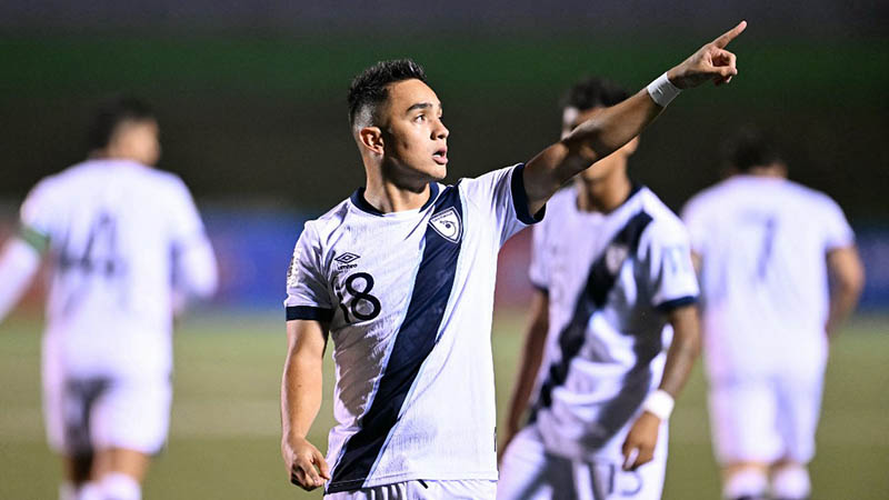 El delantero guatemalteco Óscar Santis celebra tras anotar durante el partido clasificatorio de la CONCACAF para la Copa Mundial de la FIFA 2026 entre Guatemala y República Dominicana en el estadio Cementos Progreso de la ciudad de Guatemala el 6 de junio de 2025. Foto: AFP