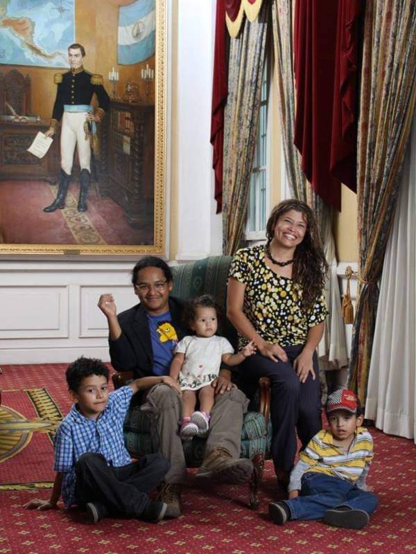 Actor y director Héctor Estrada junto a su esposa e hijos