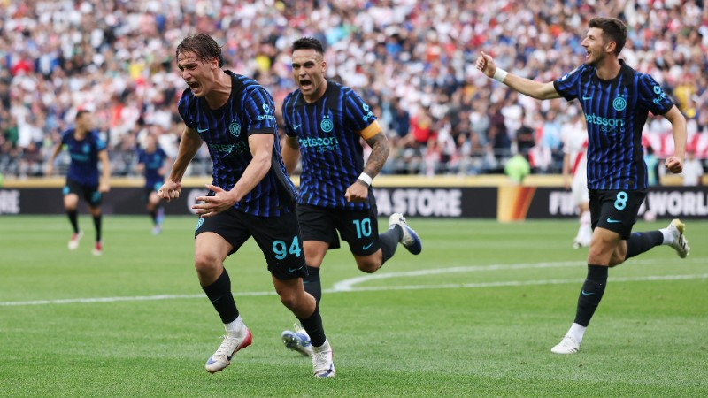 Los jugadores del Inter celebran el gol de Francesco Esposito (primer plano) ante el River Plate, en el Mundial de Clubes. Foto EDH/AFP.