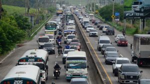 Congestionamiento en la subida hacia San Salvador en la prolongación del bulevar Constitución con el tercer carril reversible en funcionamiento en horas de la mañana. Foto EDH / Jessica Orellana