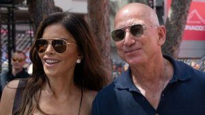 Jeff Bezos y su prometida, la periodista Lauren Sanchez.
