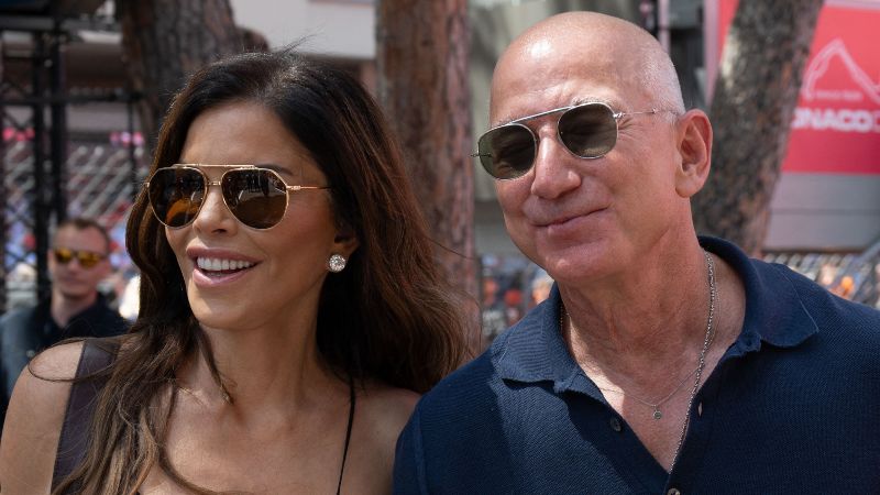 Jeff Bezos y su prometida, la periodista Lauren Sanchez.
 / 