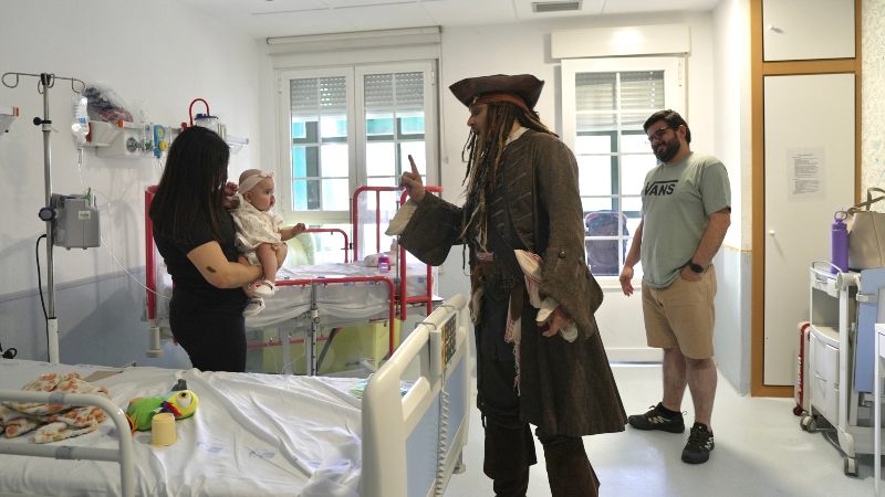 Johnny Depp ha sorprendido con su visita a pacientes del Hospital público Infantil Niño Jesús de la Comunidad de Madrid disfrazado del capitán Jack Sparrow de las películas Piratas del Caribe.
