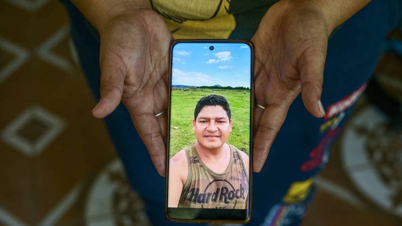 Julia muestra una de las fotografías que tiene guardada en su celular para recordar con una sonrisa a su padrastro Arnulfo Flores