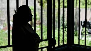 Julia se encuentra detenida dentro de la vivienda que se ha convertido en un refugio para ella y su familia, quienes desean justicia y recuperar la normalidad de su vida.