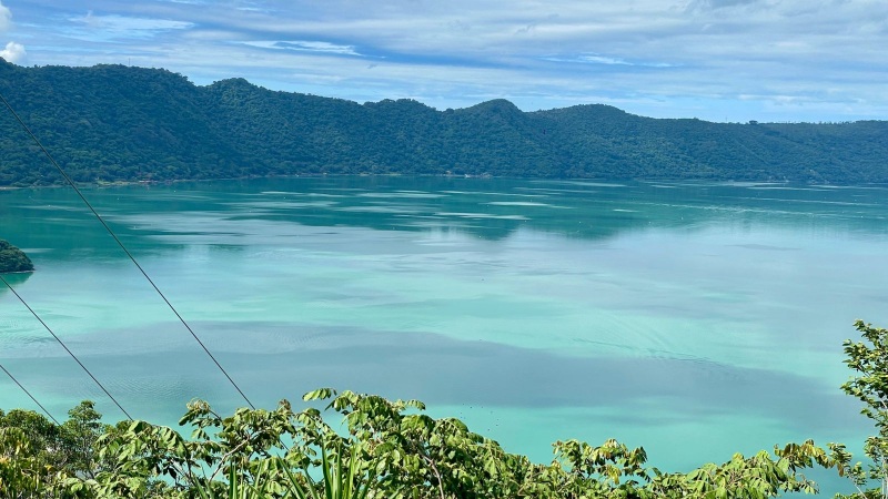El agua del Lago de Coatepeque comenzó a cambiar a turquesa, lo que ha incrementado el turismo. / 