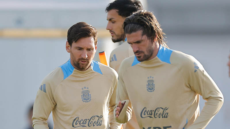 Lionel Messi (i) y Rodrigo De Paul (d) jugadores de la selección argentina de fútbol participan este martes, de un entrenamiento en el predio Lionel Andrés Messi en Ezeiza, provincia de Buenos Aires (Argentina). Foto EFE/ Juan Ignacio Roncoroni
