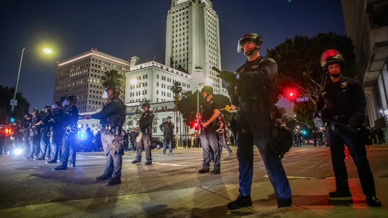 Este viernes se cumple una semana que comenzaron las protestas en Los Ángeles por las redadas de ICE para detener a personas indocumentadas. / 