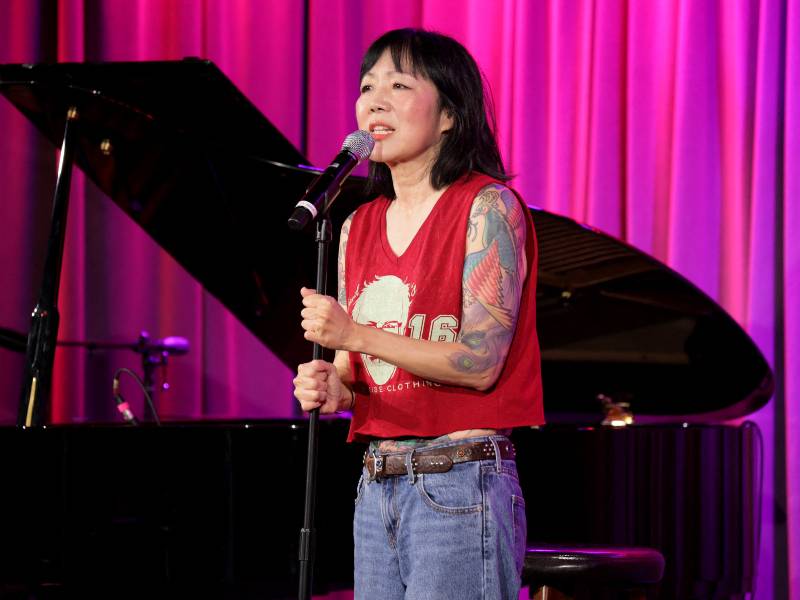 La comediante estadounidense Margaret Cho en el escenario