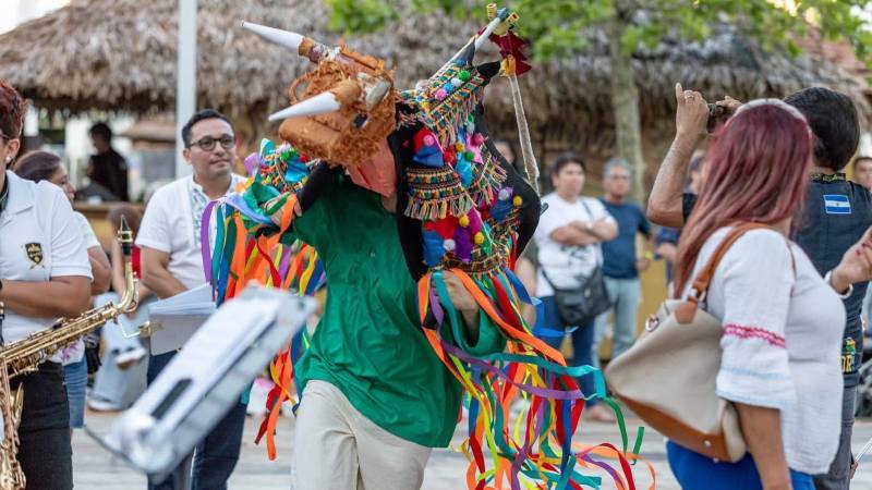 Los espacios culturales son importantes para la comunidad latina en Europa. En la imagen, bailarines de Danzarte mis Raíces. / 