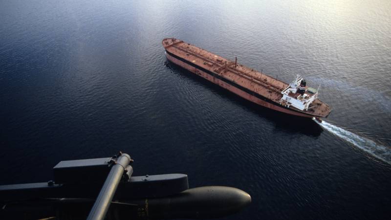 Por el Estrecho de Ormuz transitan cada día un promedio de 13 buques que transportan más de 15 millones de barriles de petróleo. | Foto EDH/ AFP